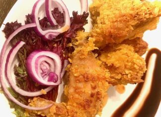 Aripioare de pui crocante, în crustă de fulgi de porumb