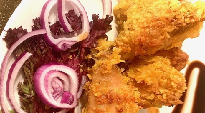 Aripioare de pui crocante, în crustă de fulgi de porumb