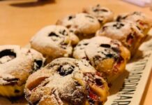 Brioșe delicioase cu fructe de pădure, banane și ciocolată! Muffins, please! :)