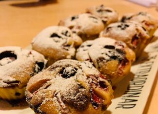 Brioșe delicioase cu fructe de pădure, banane și ciocolată! Muffins, please! :)