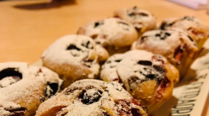 Brioșe delicioase cu fructe de pădure, banane și ciocolată! Muffins, please! :)